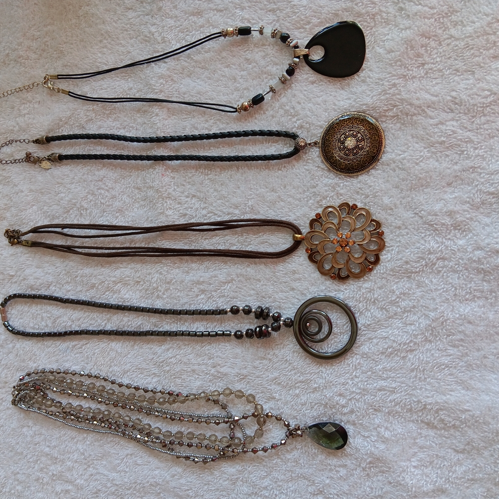 Elegant Multi-Color Pendant Necklace Set